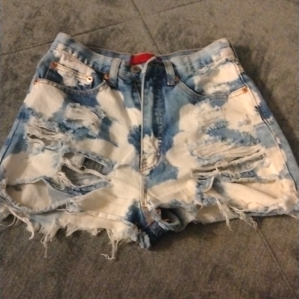 Signature Jean Short Very distressed tie die pre-owned but it still looks good.